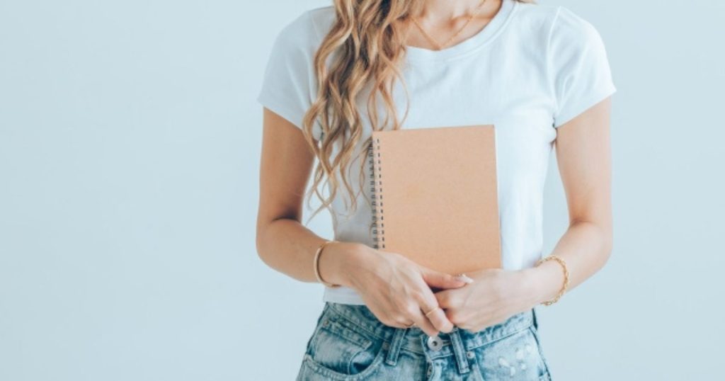 日記帳を持つ女性