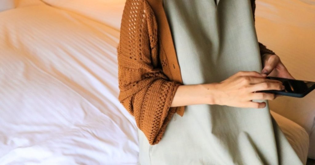 スマホに触れる女性